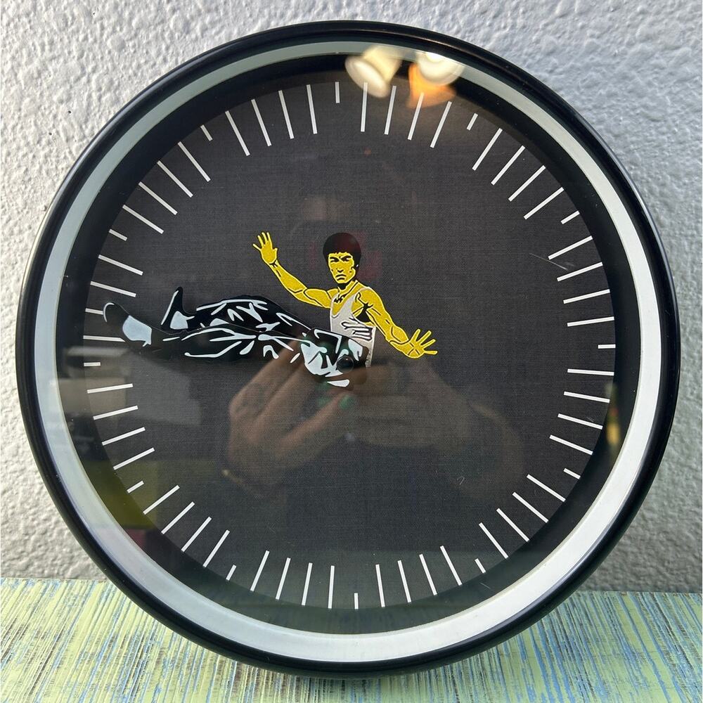 Bruce Lee Kung Fu Wall Clock Flying Kick Martial Arts Decor Tao Ma Yuan Rui